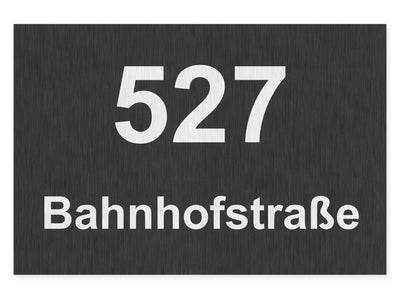 hausnummernschild-mit-strasse-unten-edelstahl-gebuerstet-optik-schwarzer-hintergrund-querformat-modern