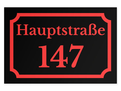 hausnummernschild-mit-strasse-oben-rot-auf-schwarz-querformat