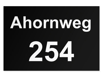 hausnummernschild-mit-strasse-oben-weiss-auf-schwarz-querformat-modern