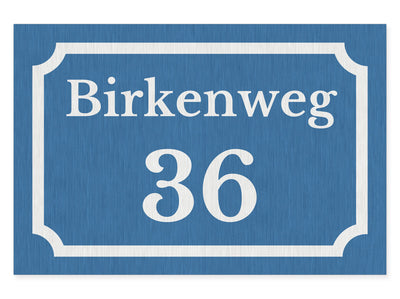 hausnummernschild-mit-strasse-oben-edelstahl-gebuerstet-optik-blauer-hintergrund-querformat